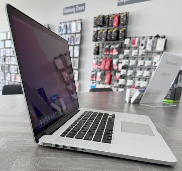 MacBook Pro 15" - Image 2