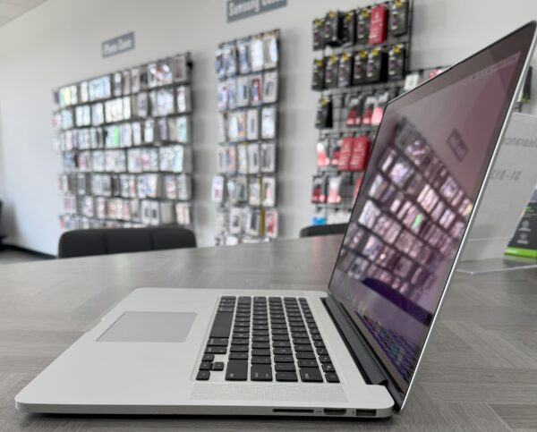 MacBook Pro 15" - Image 3